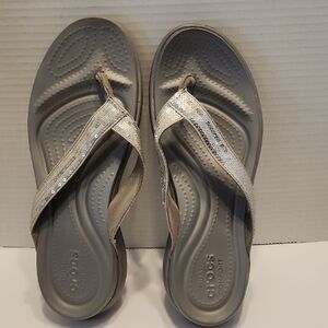 Crocs Sandals/Flip flops Gray W/ Silver Ribbon Like Glittery Circlee On The Top